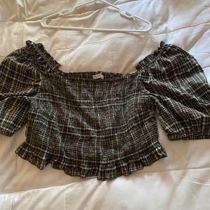 Super cute Off the shoulder cropped shirt